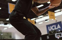 华体会-今晚洛杉矶湖人备战欧联，防线松动细节曝光，引发热议，训练强度明显提升-华体会