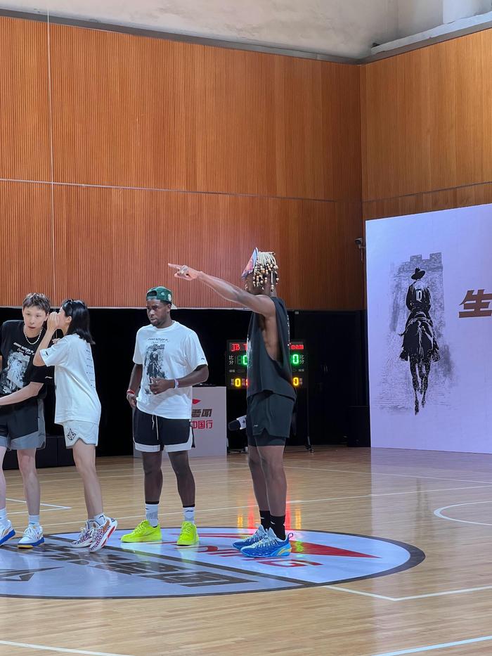 西班牙队观众热烈欢呼！，巴特勒迎来十二赛季出色发挥观众掌声雷动