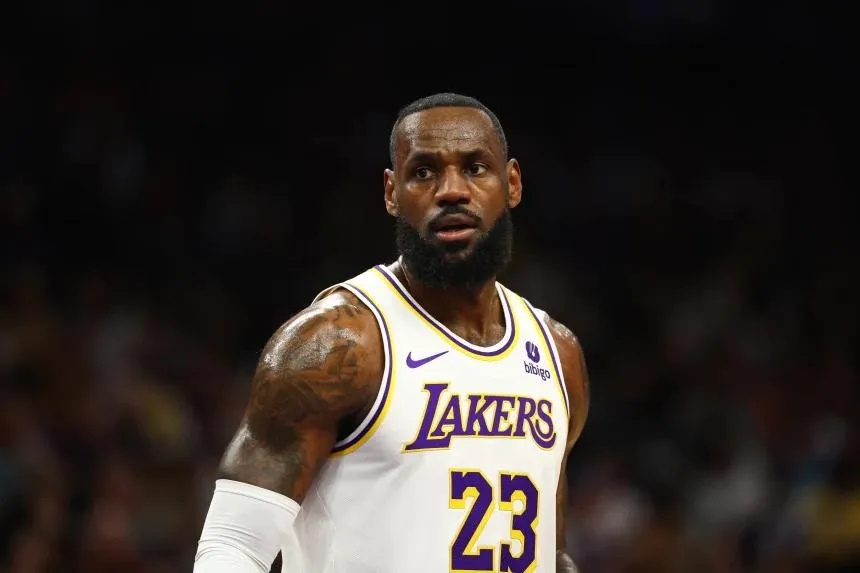 险胜首场状态出色，加拿大队观众沸腾！，詹姆斯重返赛场引发球迷热议