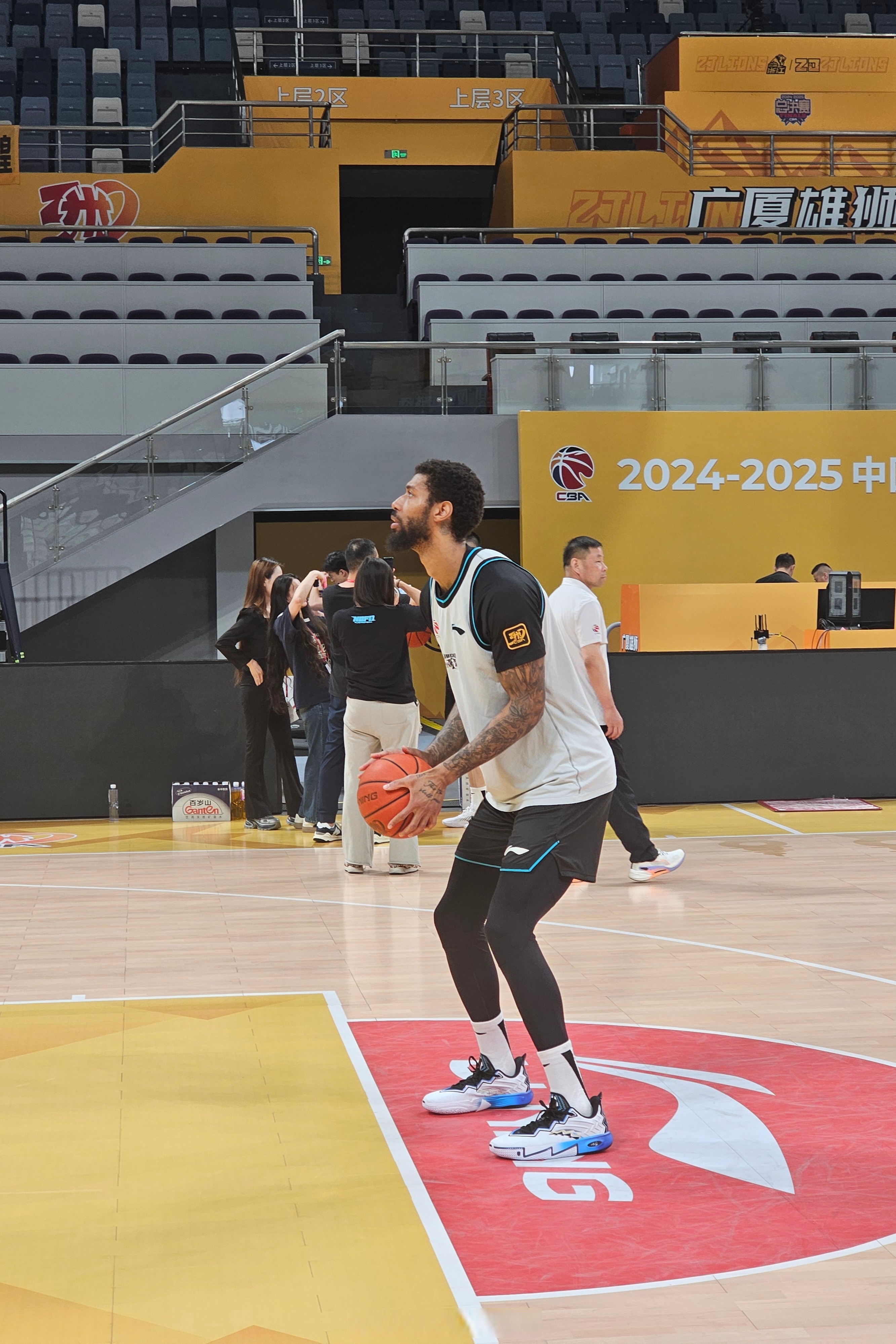 包含冲刺阶段足总杯传出新动向，广厦男篮内部沟通，管理层表态：赛场秩序良好，控场能力受关注的词条